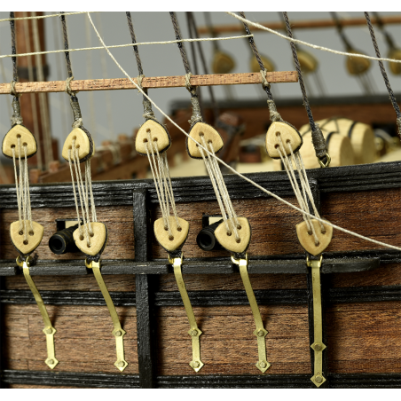 Triangular Deadeye in Boxwood Dia. 5 mm (8 Units) for Ship Modeling