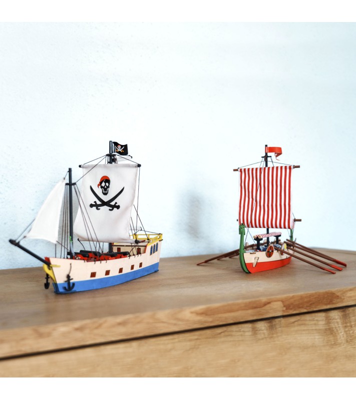 Confezione regalo con kit di modellismo per bambini e accessori: nave vichinga, nave pirata e tappetino da taglio A4