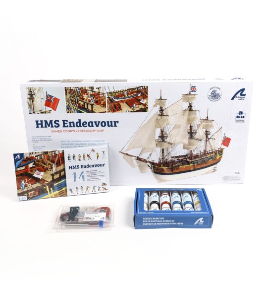 HMS Endeavour. Presentförpackning med fartygsmodell, figurer, färger och LED-ljus