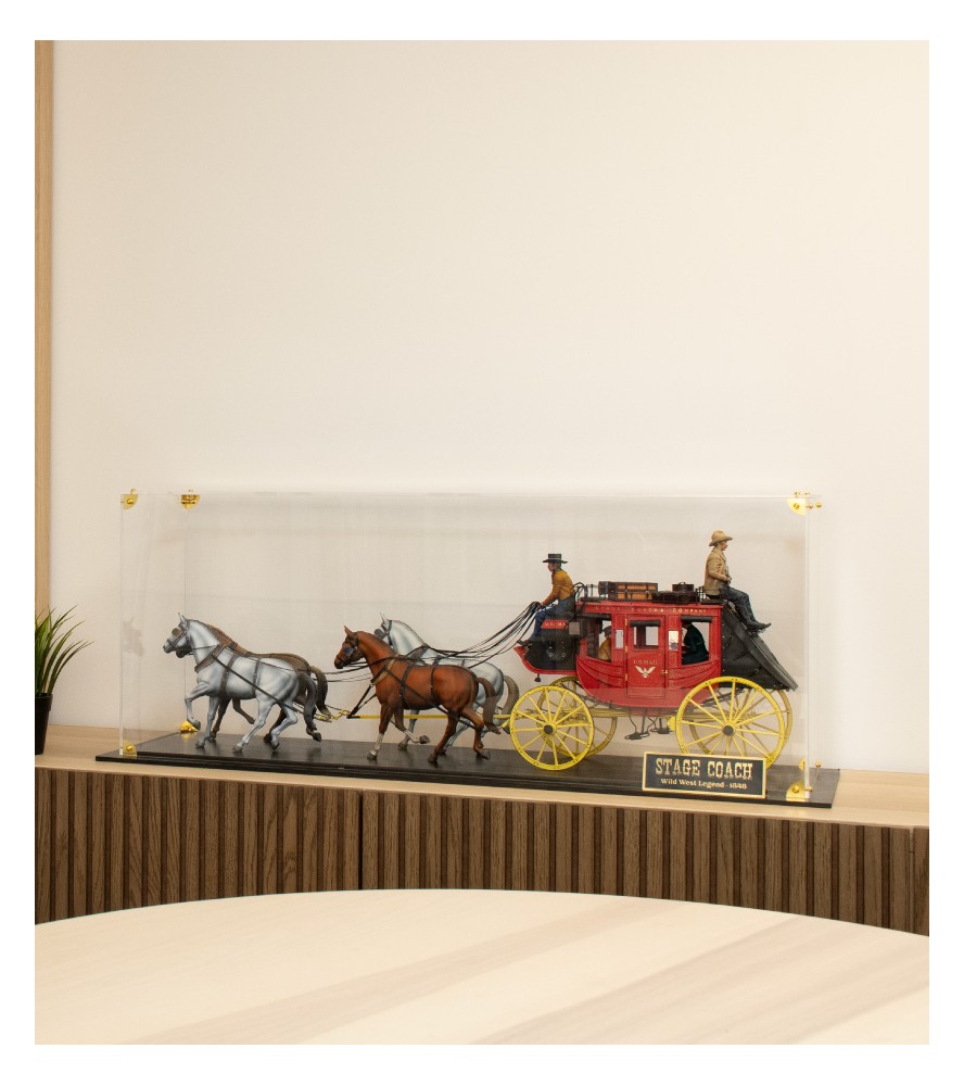 Vitrinekast met houten voet en messing plaat...