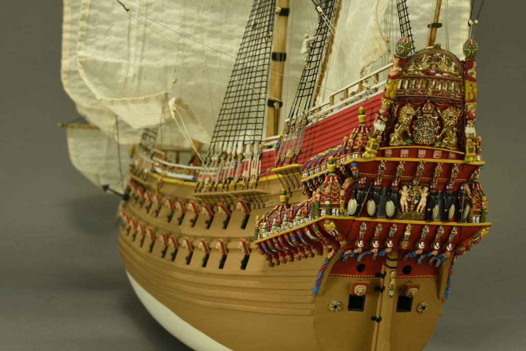 Modelismo naval. Fantástica decoración de Maqueta en Madera Barco de Guerra Sueco Vasa 1/65