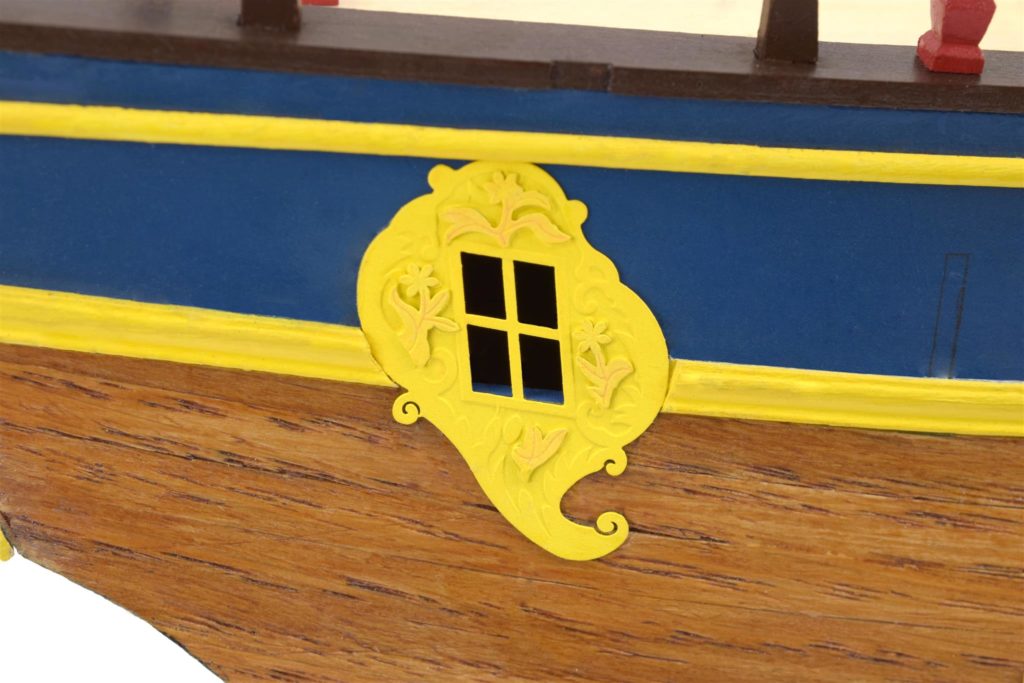 Modélisme naval. Photogravure de fenêtre sur nouveau maquette en bois HMS Endeavour à l'échelle 1/65 (22520).
