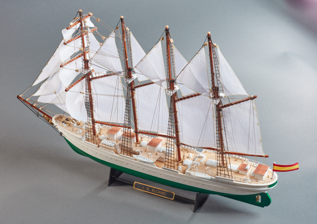 Kit de Modelismo Naval en Madera. Nueva Maqueta Buque Escuela Juan Sebastián Elcano y Esmeralda 1/250 (22260).