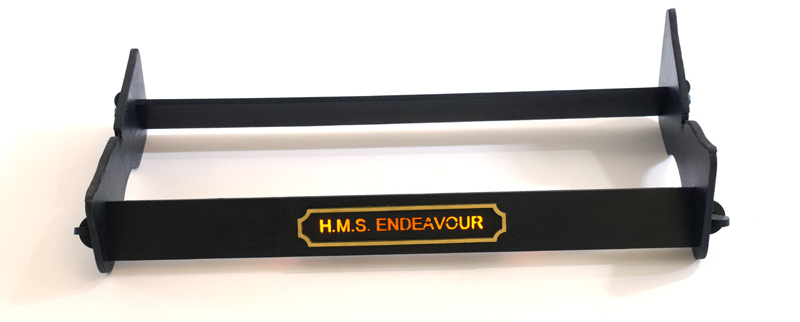 La peana de la nueva Maqueta HMS Endeavour 1/65 (22520) permite la salida de luz LED.