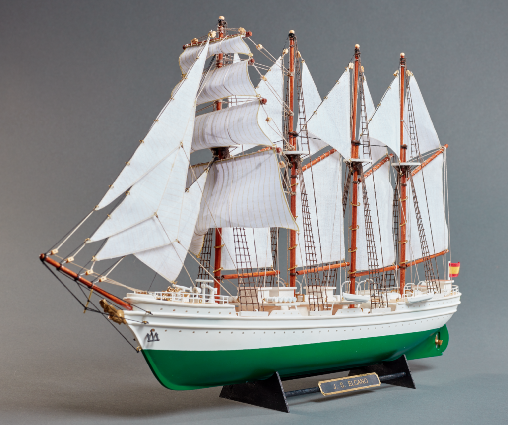 Nueva Maqueta en Plástico y Madera Buque Escuela Juan Sebastián Elcano 1/250 (22260)