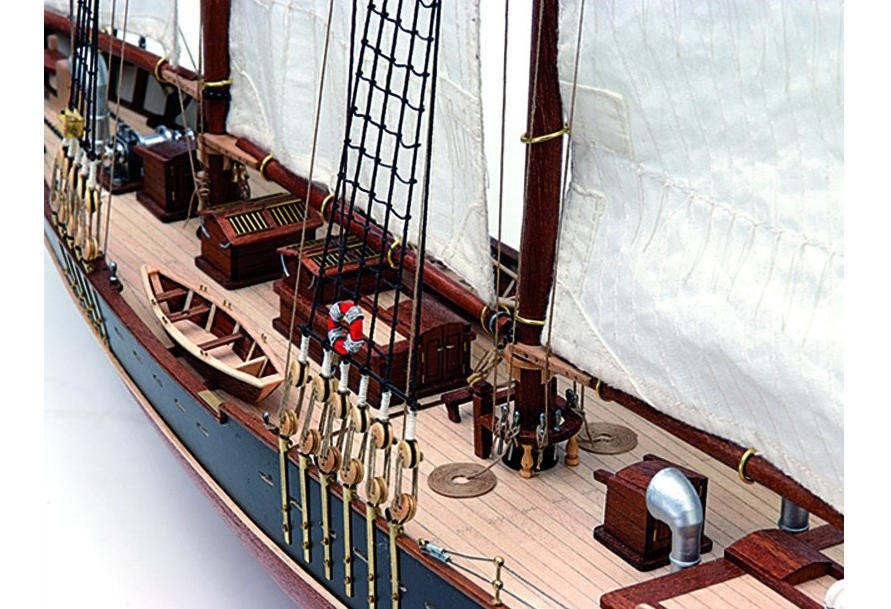 Maquette de voilier Bluenose II (22453) à l'échelle 1/75 par Artesanía Latina : goélette de régate et de pêche.