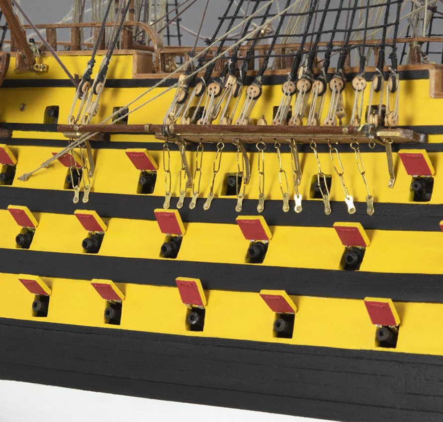 La nouvelle artillerie, corrigée à l'échelle et maintenant beaucoup plus détaillée, y compris des pièces de photogravure, a les obusiers que le navire transportait à Trafalgar.