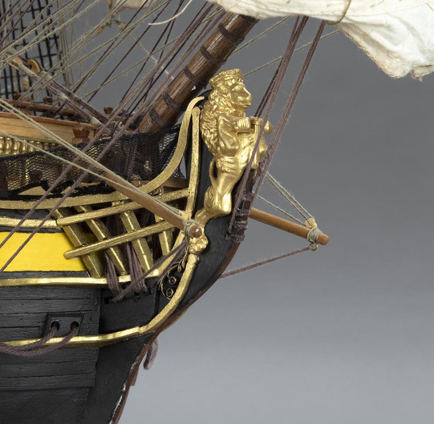 La figure de proue du lion rampant couronné est un nouveau design. Kit de modélisme naval Santa Ana (22905-N) d'Artesanía Latina.