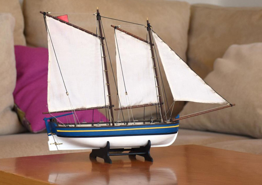 Ideas para Regalar Modelismo: Pack Regalo Maqueta Barco Lancha Capitán HMS Endeavour (19005-L) de Artesanía Latina.