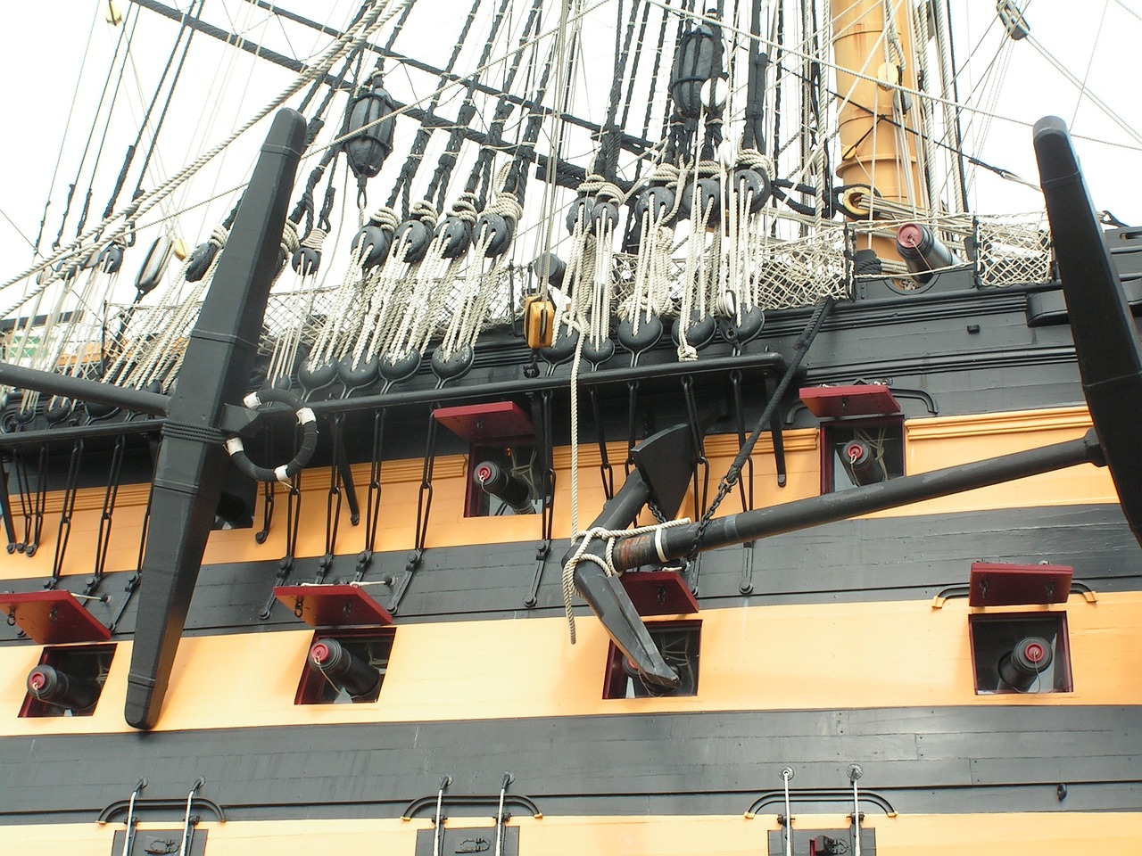 Artesanía Latina - Maquette de Bateau en Bois - Section Navire de Ligne  Anglais, HMS Victory Trafalgar 1805 - Modèle 20500, Échelle 1:72 - Modèles  à monter - Niveau débutant : : Jeux et Jouets