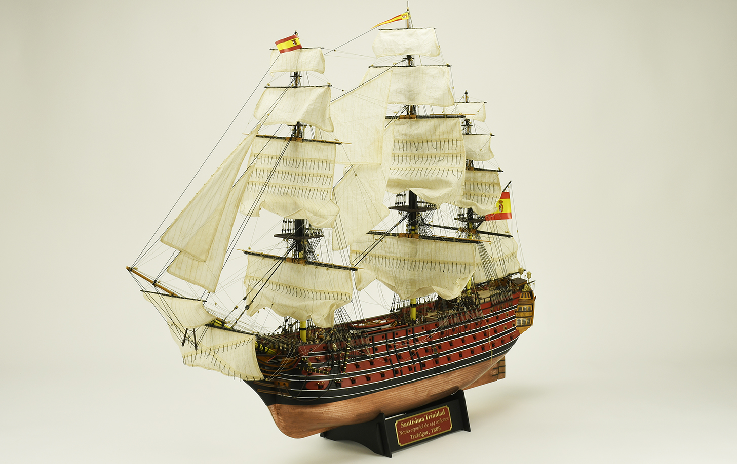 Modelismo Naval para Expertos. Maqueta de barco en madera Navío de Línea Español Santísima Trinidad (22901) de Artesanía Latina.