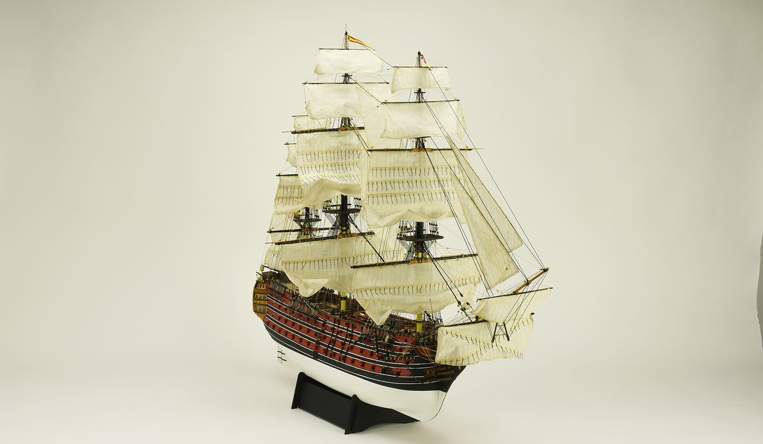 Modelismo Naval para Expertos. Maqueta de barco en madera Navío de Línea Español Santísima Trinidad (22901) de Artesanía Latina.