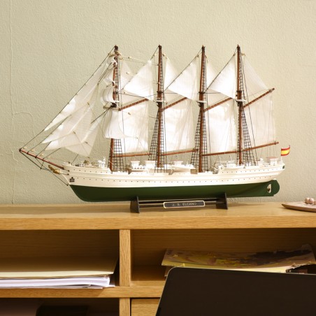 Bateau-école Juan Sebastián Elcano / Esmeralda. Paquet cadeau avec maquette, peinture et outils