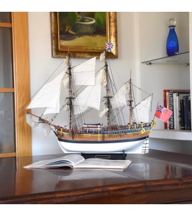 HMS Endeavour. Dárkové balení s modelem lodi, figurkami, barvami a LED bleskem