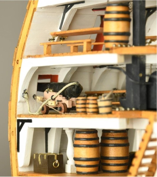 HMS Victory's tværsnit. 1:72 modelskibssæt i træ