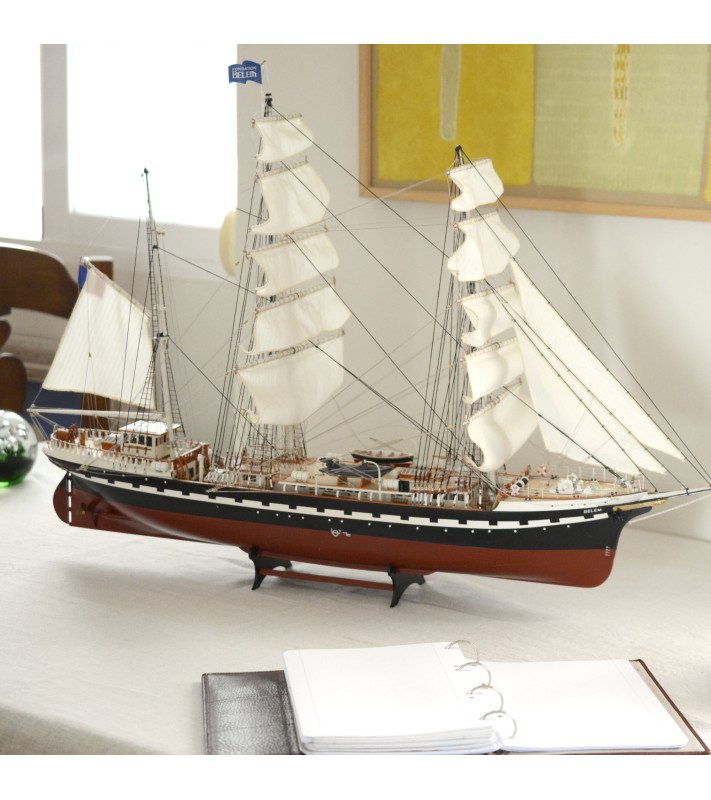 Geschenkpakket met model, verf en gereedschap: Schoolschip Belem