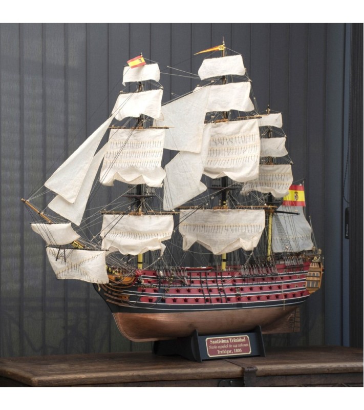 Geschenkpakket met maquette, beeldjes, schilderijen, LED's en gereedschap: Santisima Trinidad