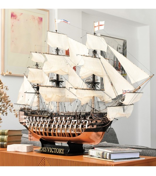 Anatomia HMS Victory. Zestaw upominkowy z modelem, figurkami, obrazami, diodami LED i narzędziami.