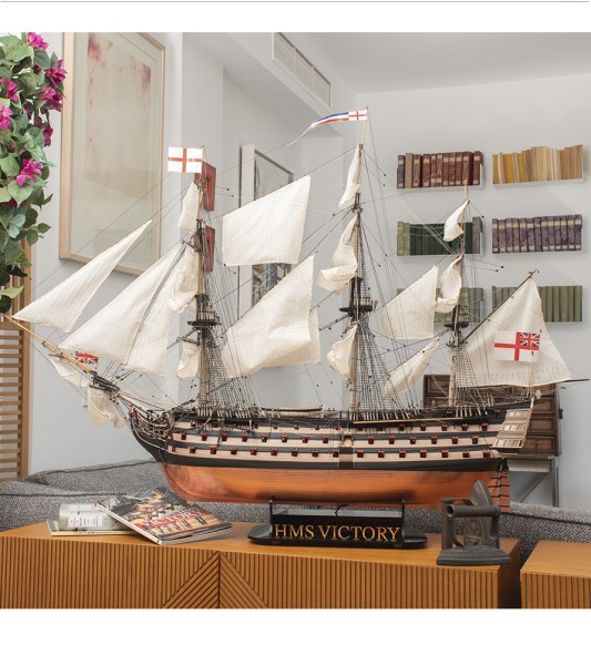 HMS Victory. Zestaw upominkowy z modelem, figurkami, farbami, diodami LED i narzędziami.
