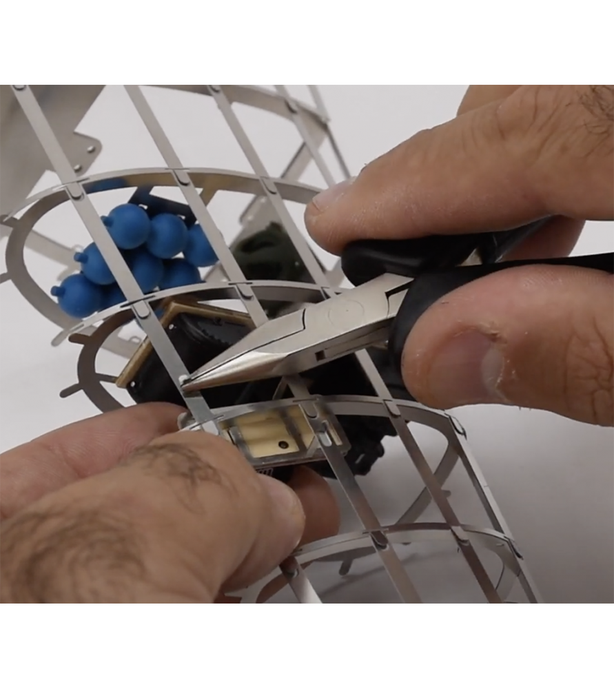 Professionelle Flachzange mit spitzem Grip