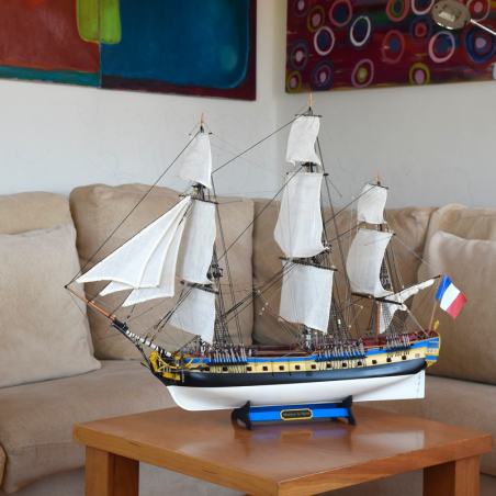 Fregatte Hermione La Fayette. Geschenkpaket mit Schiffsmodell, Figuren und Farben
