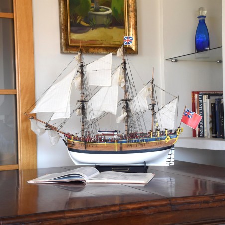 HMS Endeavour. Pacote de Oferta com Modelo, Estatuetas, Tintas e Iluminação LED