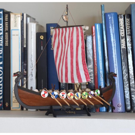 Drakkar-Wikingerschiff. Geschenkpaket mit Modell, Farben und Werkzeug