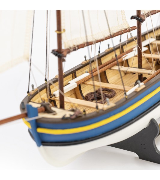 Długa łódź kapitańska HMS Endeavour. drewniany model statku w skali 1:50