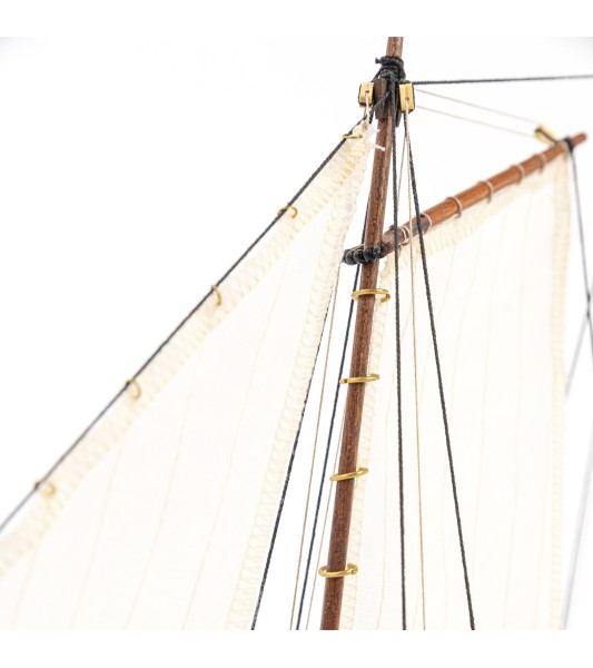 Długa łódź kapitańska HMS Endeavour. drewniany model statku w skali 1:50