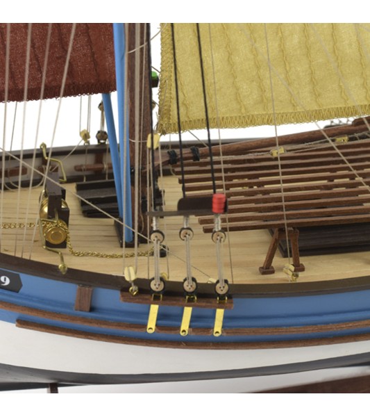 Loď s tuňáky Marie Jeanne. stavebnice dřevěného modelu rybářské lodi v měřítku 1:50