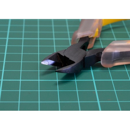 Schneidezange mit ergonomischem Griff