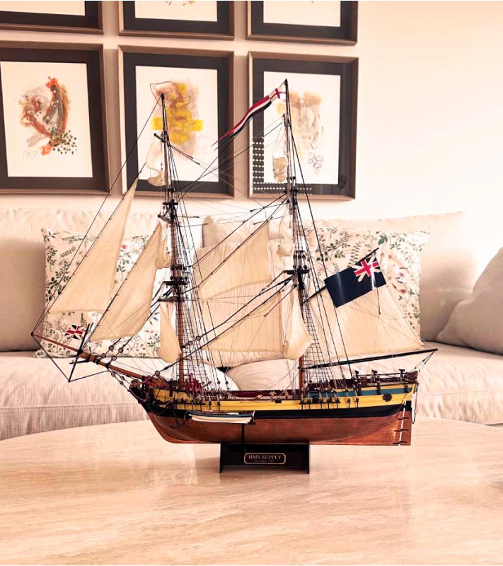 HMS Supply. Zestaw upominkowy z modelem, figurkami,...