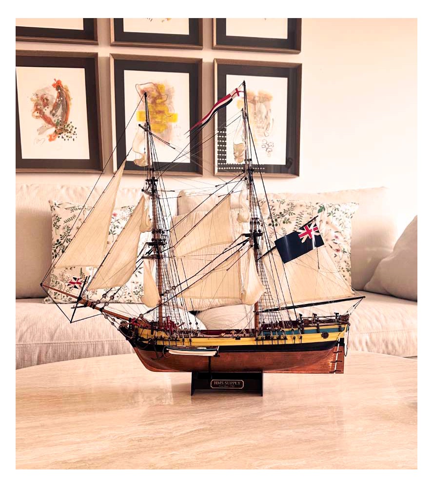 HMS Supply. Pack Cadeau avec Maquette,...